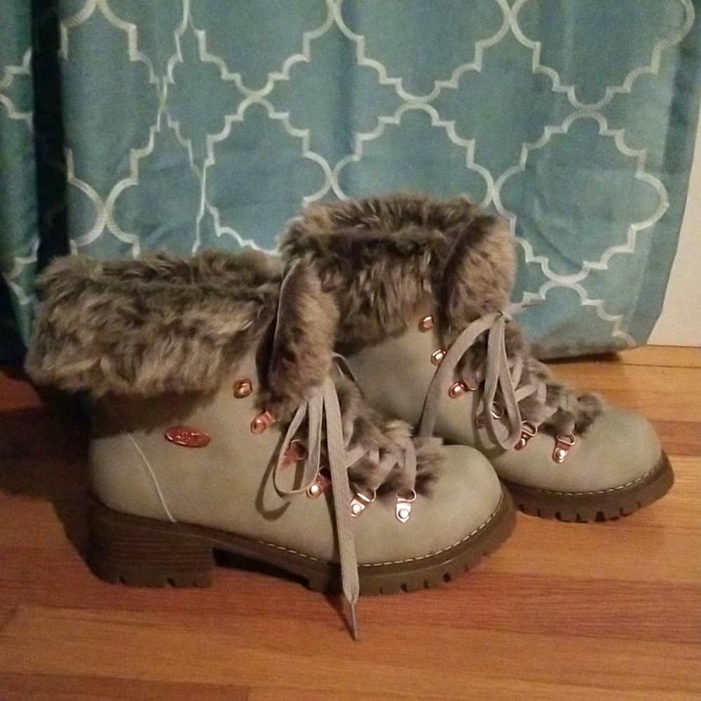 Lugz hiking boots with the fur 8.5 sexy cute